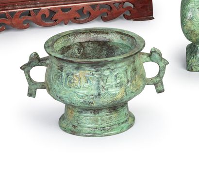Lot comprenant : 
Vase à anses en bronze...