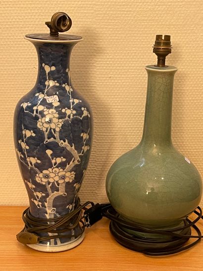Deux vases en céramique montés en lampe,...