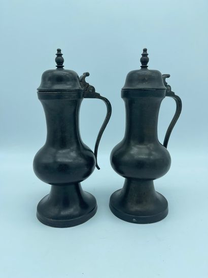 null Lot including : 
Two patinated pewter pourers. Ht: 28,5 cm 
Lot of 5 pewter...