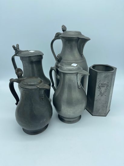 null Lot including : 
Two patinated pewter pourers. Ht: 28,5 cm 
Lot of 5 pewter...