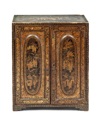 CHINE, Canton - XIXe siècle
Cabinet ouvrant...