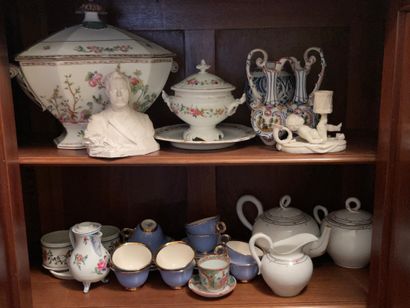 null Lot of various ceramics of which: covered tureen, candlesticks, part of service...
