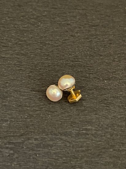 null Paire de BOUTONS D'OREILLES avec demi-perles sur or jaune 750 mm et platine....