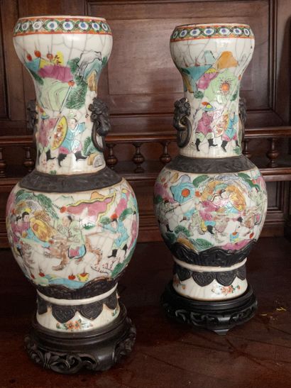 Paire de vases en grès craquelé à décor polychrome...