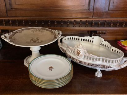 null Lot of mismatched ceramics including: cup on foot, dishes, plates (accidents)....