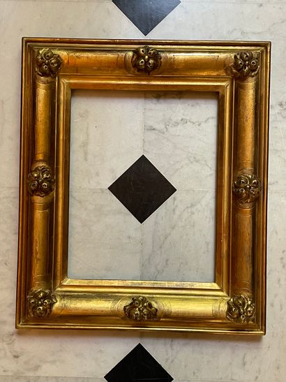 null Rectangular frame in fir and stucco decorated with rosettes, curved profile....