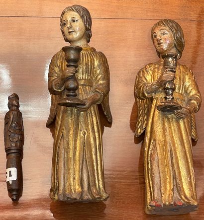null Lot comprenant: deux sculptures en bois peint: anges présentant de calices (ht:...