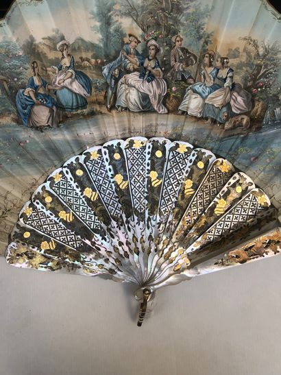 null Fan, XIXth century, mother-of-pearl frame enhanced with gold and silver. Lithographed...