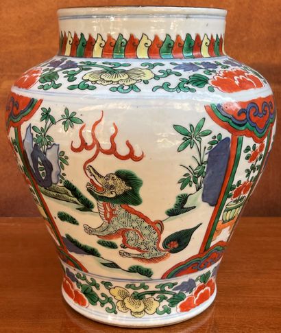 null Lot Extrême-Orient comprenant une verseuse en porcelaine à décor Imari XVIIIe(accidents)...