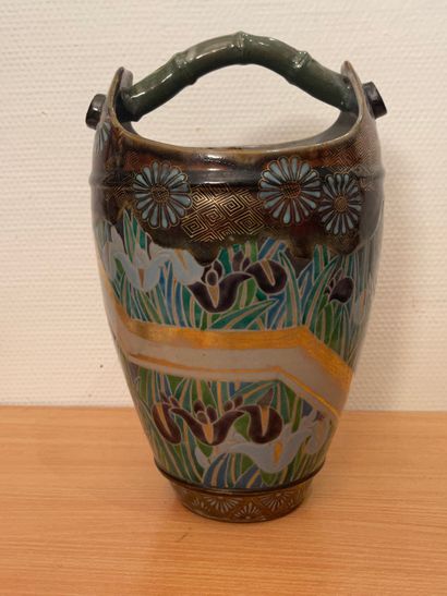 null Vase en grès émaillé polychrome et or, à décor floral, prise en forme de bambou...