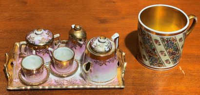 null Service miniature en porcelaine mauve et or (accidents), XIXe. On joint une...