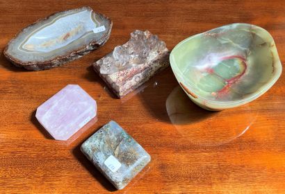 null Lot of hard stones including onyx vide poche, stalactite rock crystal (accidents),...