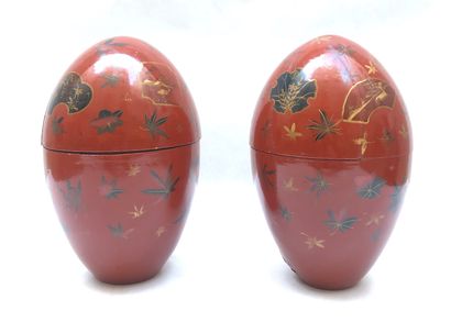 null Pair of eggs in red lacquered wood with Chinese decoration, forming boxes. Height...