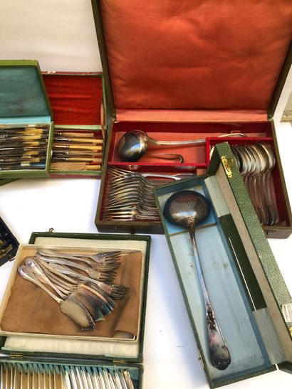 null Lot of silver plated metal: cutlery including Christofle, knives with horn handles...