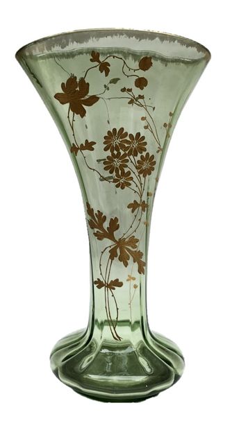 null LOT comprenant:
- Vase à anses panse renflée en faïence à décor de fleurs stylisées....