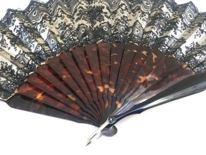 null Fan, second half of the 19th century, brown tortoiseshell frame. Black Chantilly...