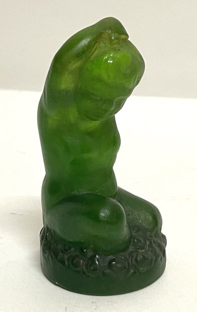 null Sculpture en pâte de verre verte: enfant assis le bras droit relevé sur la tête....