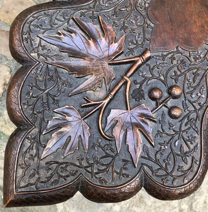 null Table guéridon en bois naturel sculpté de feuilles de vigne et ajouré de fleurs.
XIXe.
Ht...