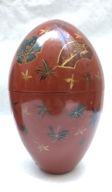 null Paire d'œufs en bois laqué rouge à décor chinoisant, formant boîtes. Ht. : 22...