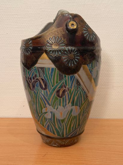 null Vase en grès émaillé polychrome et or, à décor floral, prise en forme de bambou...