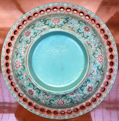 null Grand plat en porcelaine polychrome sur fond turquoise à décor floral, aile...