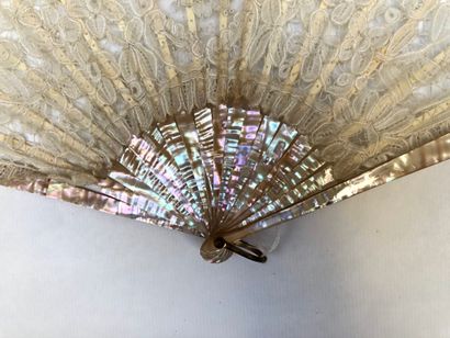 null Fan, second half of the 19th century, mother-of-pearl frame. Leaf in Duchesse...