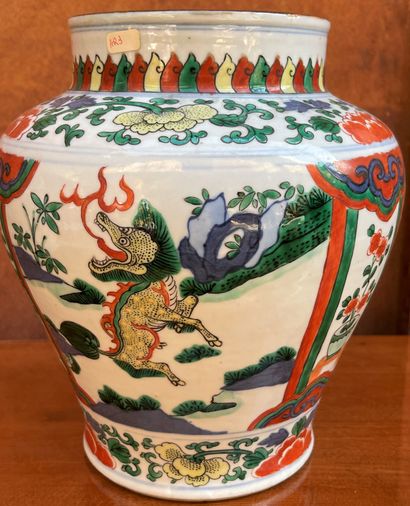 null Lot Extrême-Orient comprenant une verseuse en porcelaine à décor Imari XVIIIe(accidents)...