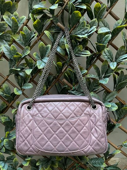 null CHANEL. Smooth quilted parma leather bag, zipper closure, silver metal chain...