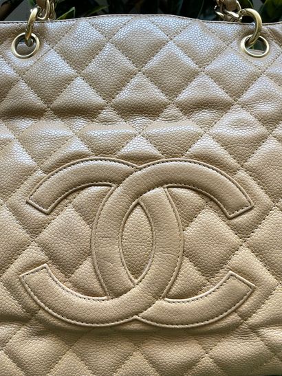 null CHANEL. Sac en cuir caviar matelassé beige, sigle surpiqué sur le devant, fermeture...