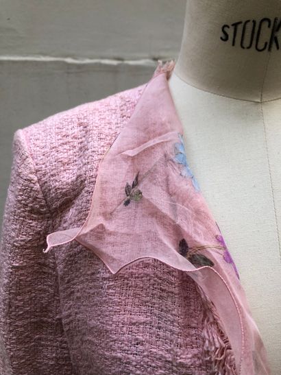 null Emanuel UNGARO Paris. Veste en lainage rose poudre doublé et bordé de mousseline...