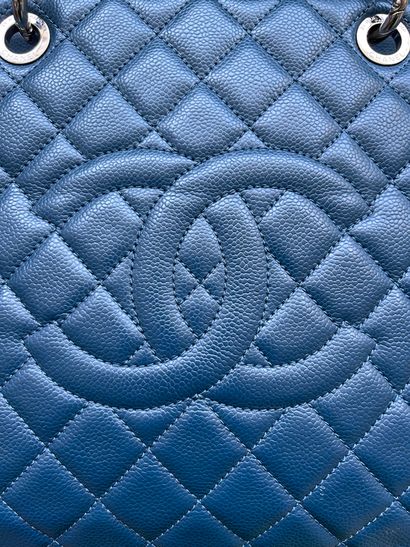 null CHANEL. Sac modèle "Grand Shopping" en cuir caviar matelassé bleu pétrole, sigle...