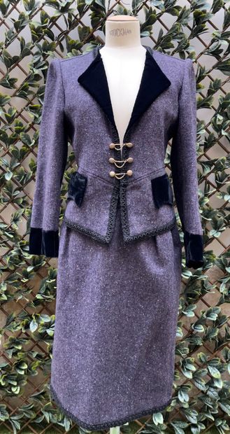 null EMANUEL UNGARO. Tailleur en lainage dans les tons anthracite/mauve, veste col...