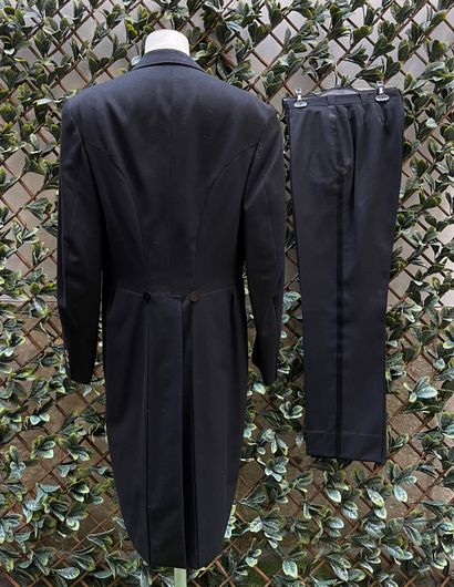 null Costume d'homme en lainage noir comprenant une veste queue de pie, col bordé...