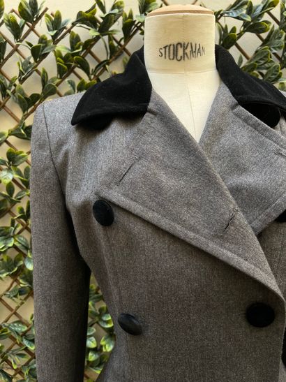 null ANONYME. Manteau en lainage gris anthracite, double boutonnage sur le devant,...