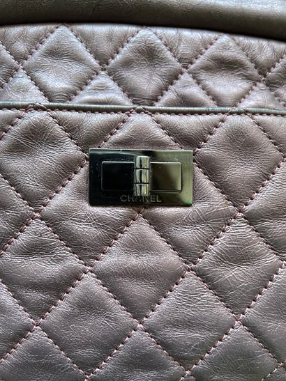 null CHANEL. Smooth quilted parma leather bag, zipper closure, silver metal chain...