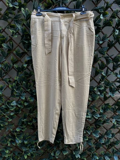 null RALPH LAUREN. Pantalon fluide en viscose sable, fermeture zip bouton et lien,...