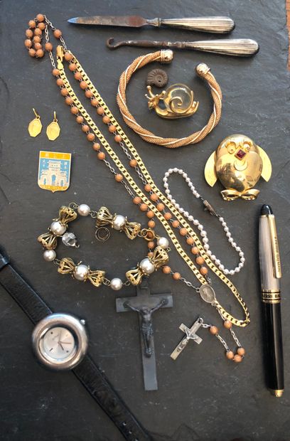 null Lot de bijoux fantaisies, croix, chapelet, stylo Pierre Balmain, montre SUNset,...