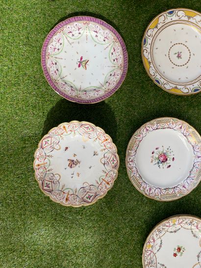 null BORDEAUX. Lot including 17 plates, 4 round compotiers and a saucer in porcelain...