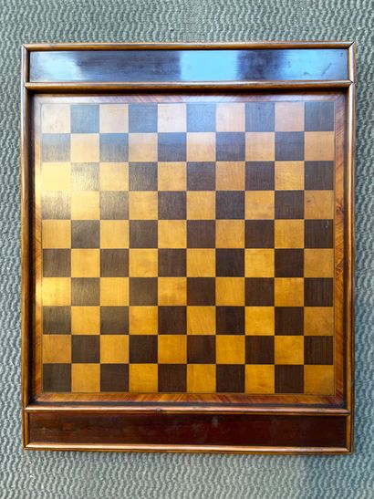 null Plateau double face en bois marqueté: jeu de dame et échecs avec pions. 39,5...