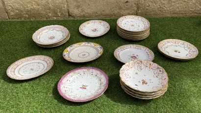 null BORDEAUX. Lot including 17 plates, 4 round compotiers and a saucer in porcelain...