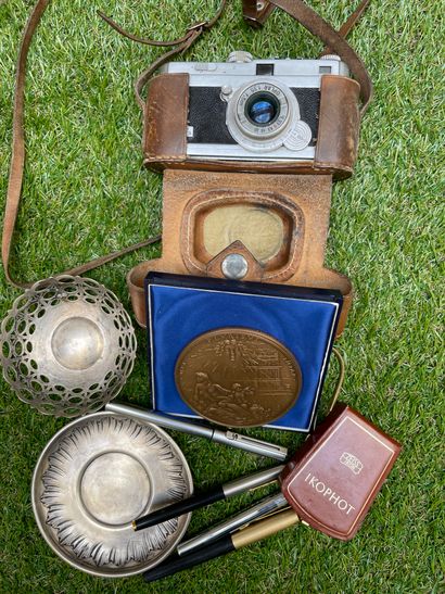 null Lot of trinkets including medal, silver cup (54.2 g), fountain pens, camera...