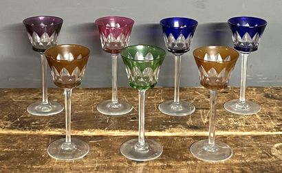 BACCARAT. Sept verres en cristal coloré....