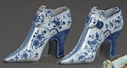 DELFT Deux bottines à talon à fond bleu formant paire, fermées par des boucles en...