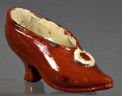 APT Chaussure à fond émaillé ocre rehaussée d'une boucle blanche en relief. XVIIIe...