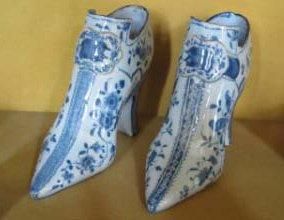 DELFT Deux bottines à talon à fond bleu formant paire, fermées par des boucles en...