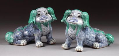CHINE Deux chiens de Fô émaillés bleu et vert, assis. XIXe siècle. Long.: 23 cm.