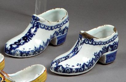 ROUEN Deux petites chaussures à talon bleu formant pendant. Décor camaïeu bleu d'une...