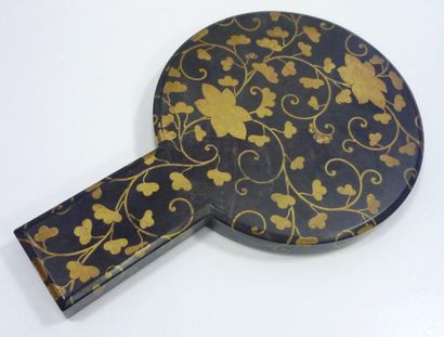 null Etui à miroir en bois laqué noir et décor doré de feuilles. Japon XIXème. Haut.:...