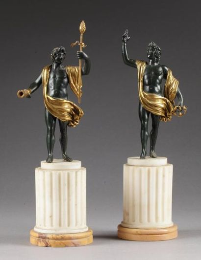null Deux statuettes en bronze à patine verte et dorée figurant deux divinités d'après...
