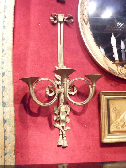 null 

Quatre appliques en bronze doré à deux bras de lumières. 

Style Louis XV...